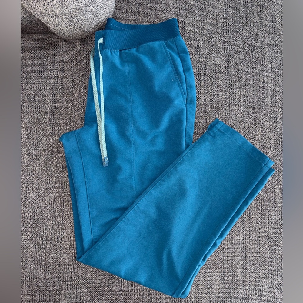 Fabletics Scrub Set - Picture 2 of 2